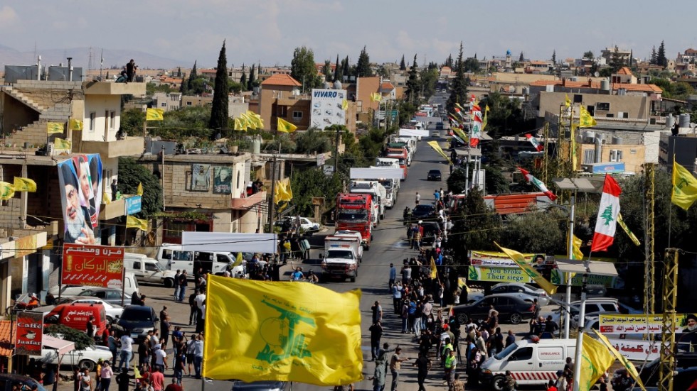 Hizbollah och Iran hyllas i staden al Ain när bränslekonvojen rullas in i mitten av september.