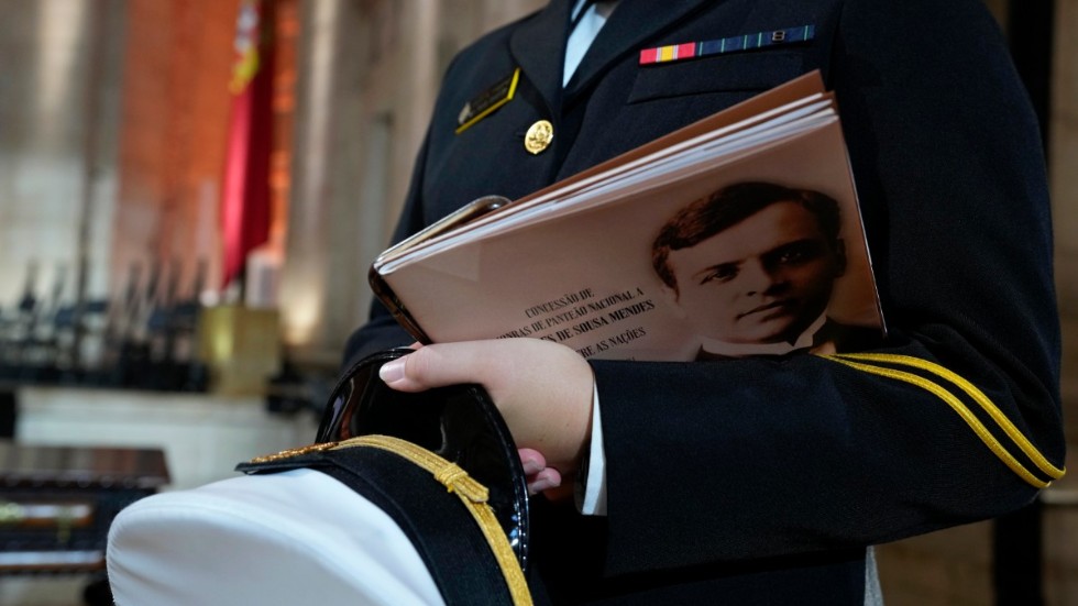 Ceremoniprogrammet med bilden av Aristides de Sousa Mendes som på tisdagen hedrades i nationalmonumentet i Lissabon.