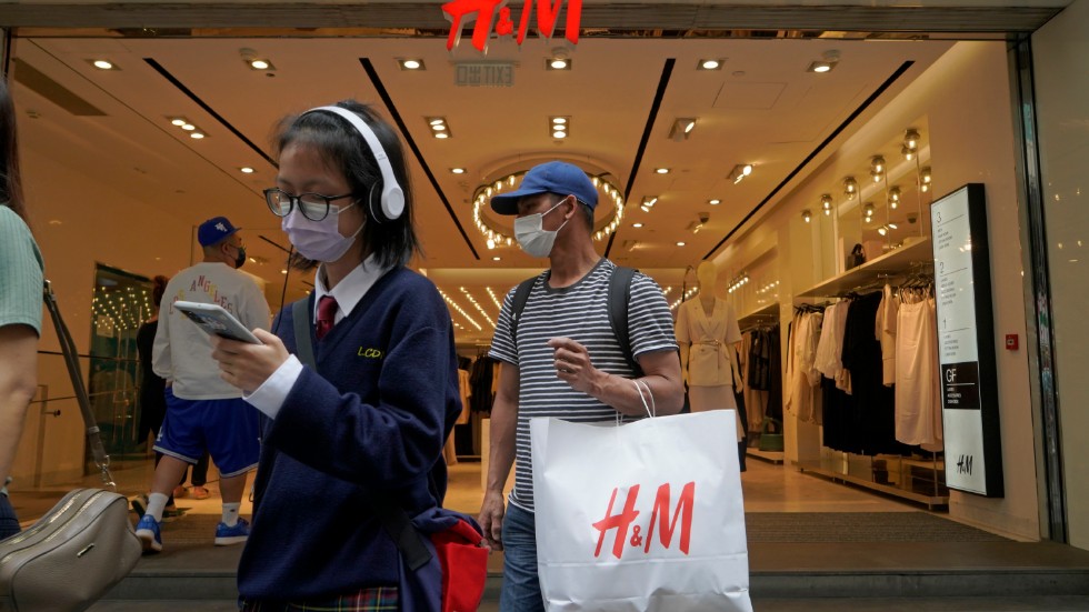 Klädföretaget H&M straffas av den kinesiska diktaturen för att bolaget vägrar köpa bomull producerad av tvångsarbetskraft.