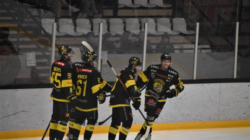 Sebastian Vidmar, längst till höger, lämnar Vimmerby Hockey.