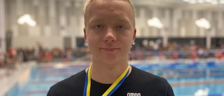 Succé för 16-åringen under första SM-dagen – dubbla rekord och medaljer