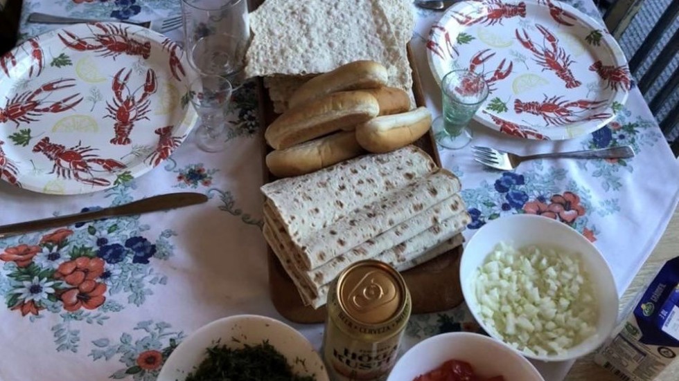 Det finns många sätt att äta surströmming på. I Jonna Gottlings familj äter man den på tunnbröd med smör, potatis, gräddfil, lök, tomat och dill på.