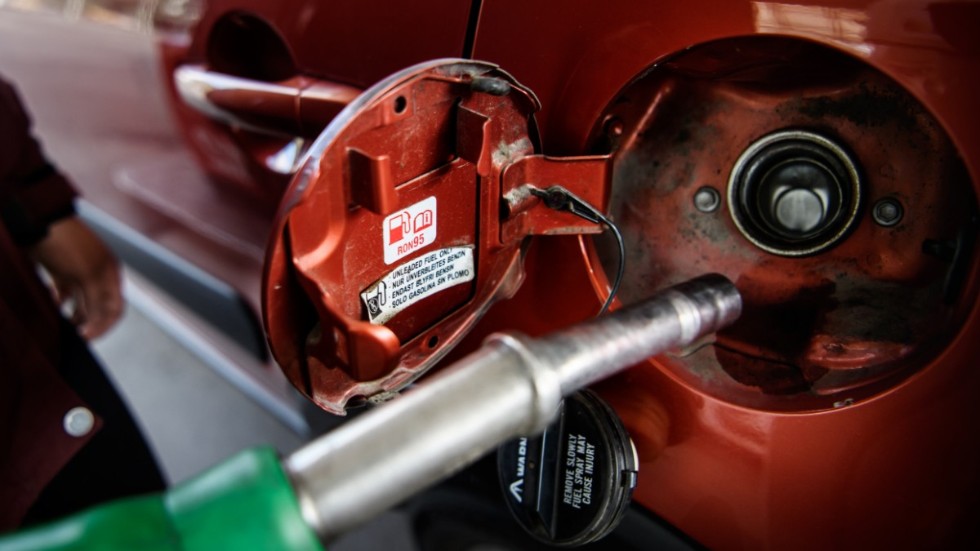 Riksdagspartier som vill minimera reduktionsplikten för inblandning av biodrivmedel i bensin och diesel för att kapa priserna bör avstå från det, enligt Energimyndighetens rapport om den omdebatterade plikten. Arkivbild.