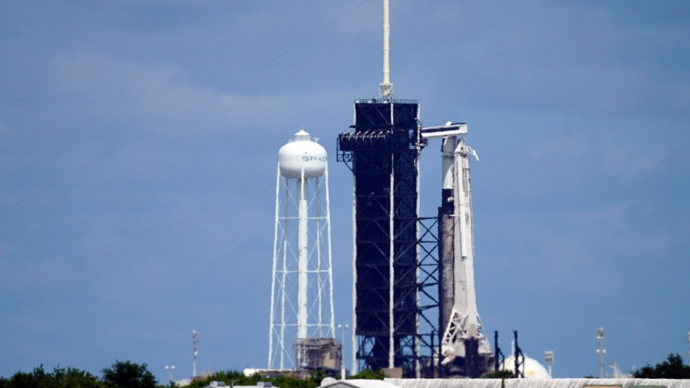 Rymdraketen Falcon|9 står redo i Cape Canaveral i Florida. Om vädret eller något annat skulle stoppa uppskjutningen natten till torsdagen svensk tid kommer nästa chans ett dygn senare.