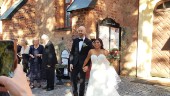 Bröllopsboom spås braka loss: Paret sköt upp bröllopet tills gästerna fått två doser