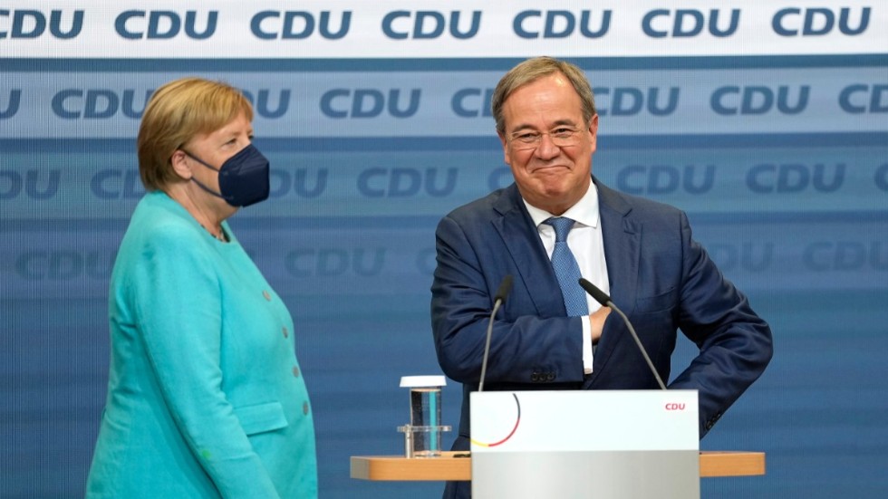 Lämnar. Tysklands långvariga kansler Angela Merkel lämnar över till Armin Laschet, CDU:s kanslerkandidat.