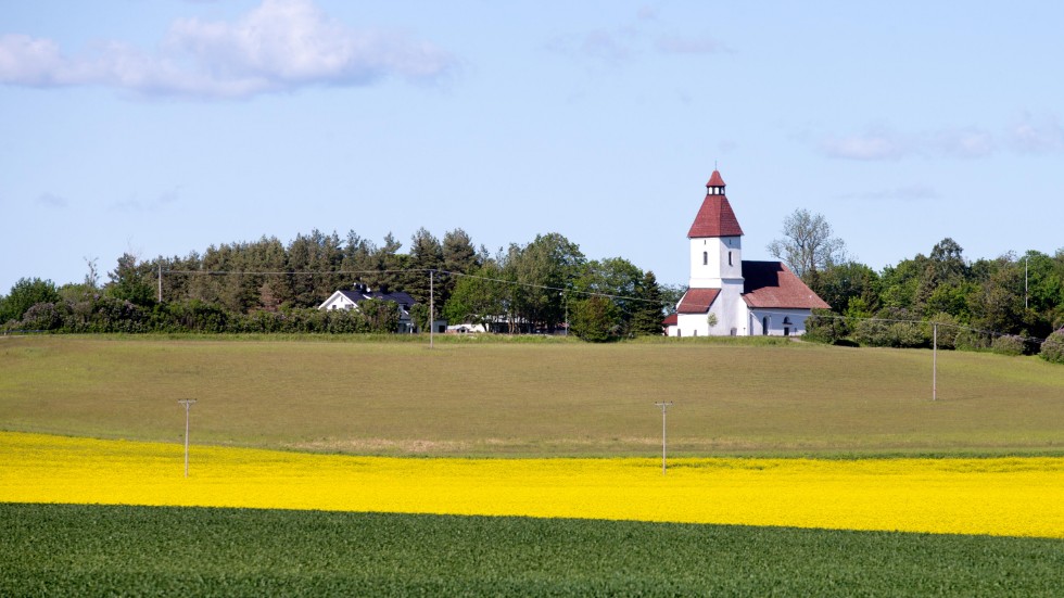 Svenska kyrkans åkrar måste bevaras för produktion av mat och odlingen behöver utvecklas för biologisk mångfald, skriver artikelförfattarna