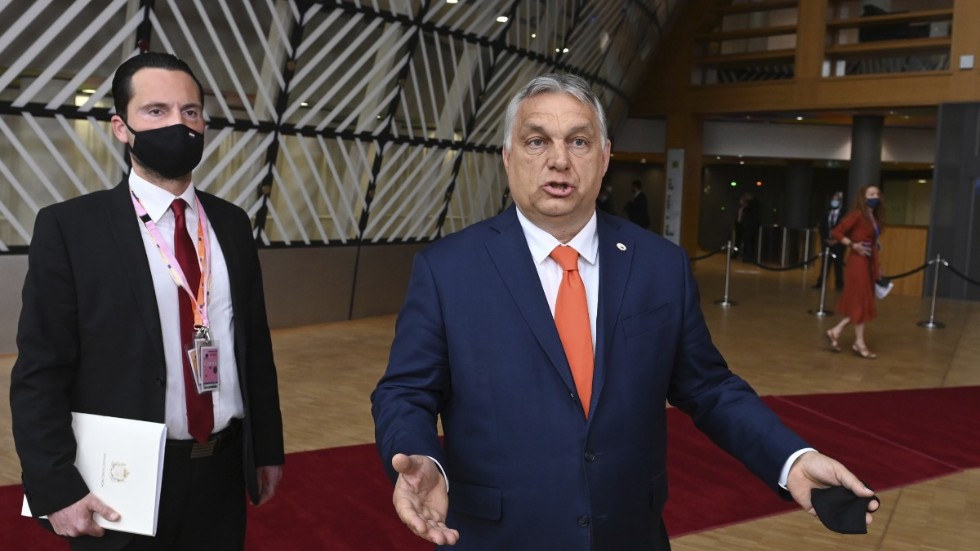 Ungerns premiärminister Viktor Orbán slår ut med armarna vid ankomsten till EU-toppmötet i Bryssel.