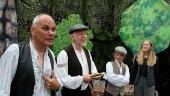Kärlekstrubbel och magiska drycker ställer till det för skogens invånare: Teaterpremiär blir av som planerat