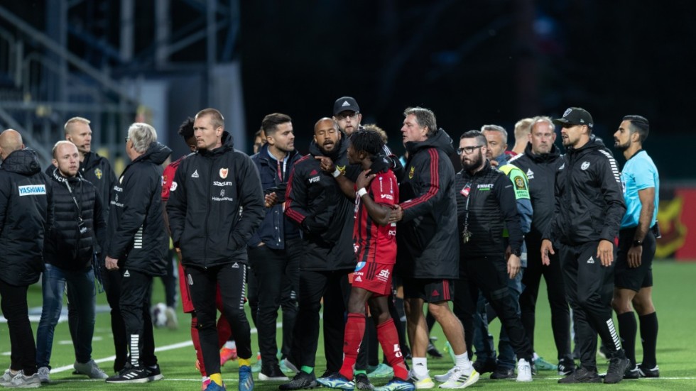 Det blev ett rejält tumult i måndagens match mellan Östersund och Kalmar.