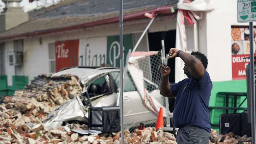 Brandmän granskar förstörelsen i New Orleans.