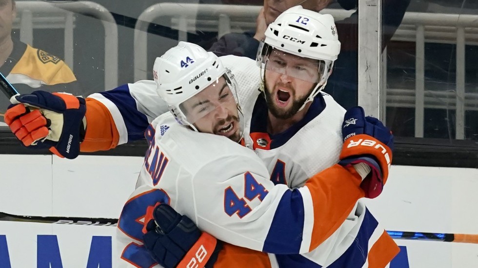 New York Islanders Josh Bailey och Jean-Gabriel Pageau firar ett av målen mot Boston.