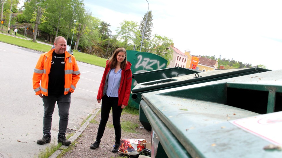 Tommy Johansson från kommunens renhållningsavdelning och miljö- och hälsoinspektören Emma Lilja visar upp hur det kan se ut vid återvinningsstationerna i Kinda.