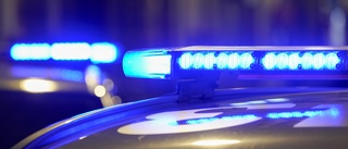 Sabotage mot polisbil i Årby – kastade glasflaska: "Möjligen från en balkong"