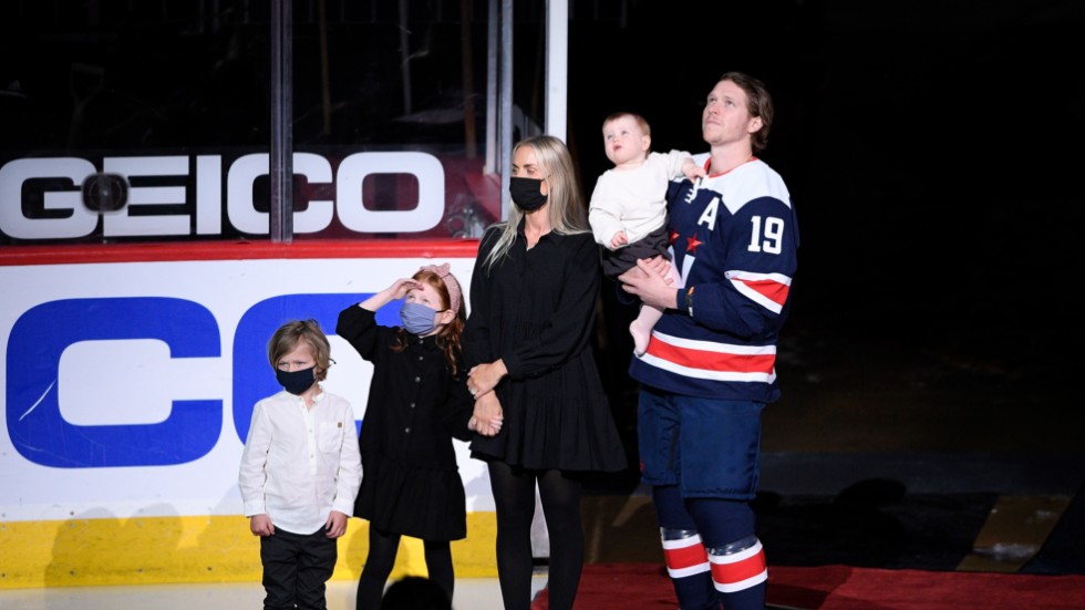Washingtons center Nicklas Bäckström hyllades i hemmaarenan inför sin 1000:e NHL-match på torsdagskvällen. Här står han tillsammans med sonen Vince, till vänster, dottern Haley, sambon Liza Berg och dottern Alizee.