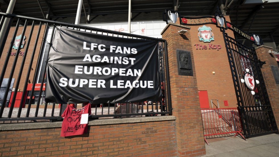 Supportrar till Liverpool protesterar mot klubbens engagemang i en europeisk superliga.