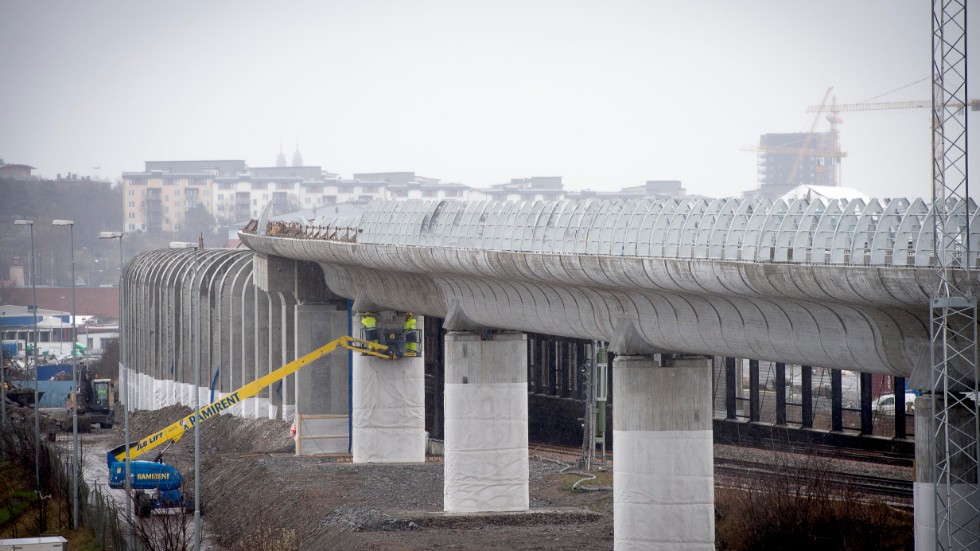 Cement innebär målkonflikter i miljöpolitik. Den långa betongviadukten som tågen från Sörmlandsstäderna går över i infarten till Stockholm behövdes för att kraftigt höja kapaciteten i klimatvänlig tågtrafik.