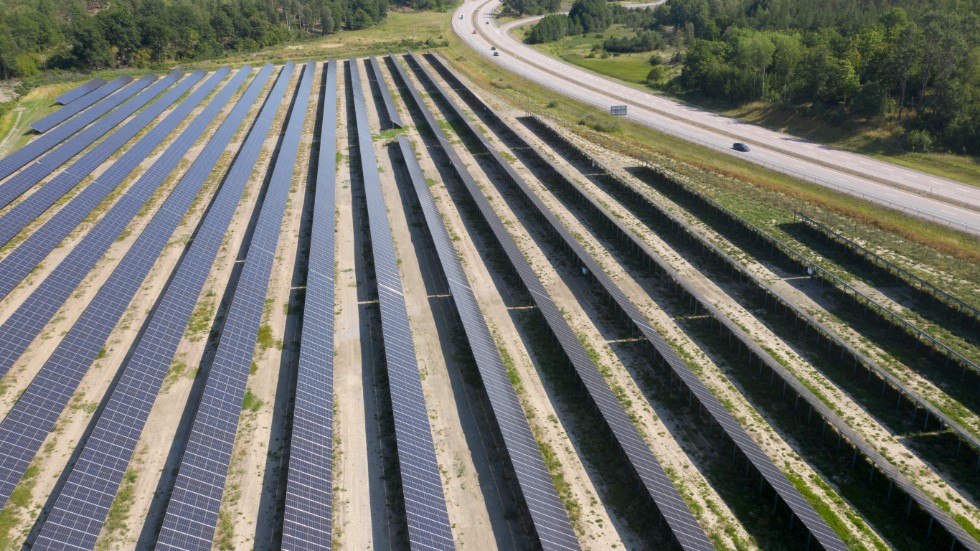 Storskalig solenergi kan producera minst 10 procent av den svenska elen, menar artikelförfattarna. 