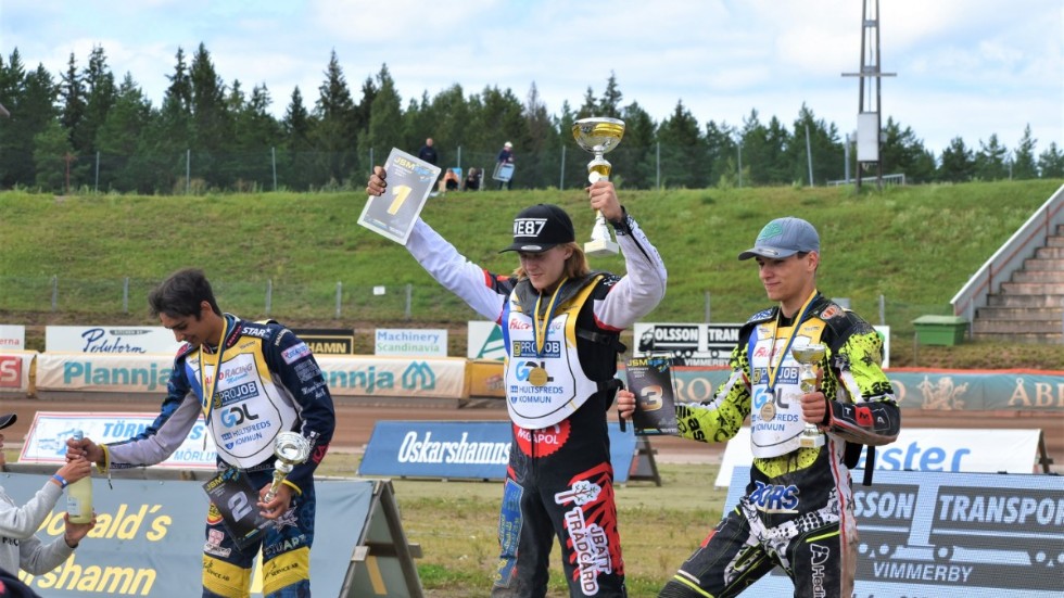Vinnaren Gustav Grahn i mitten, med tvåan Casper Henriksson och trean Philip H Bängs bredvid sig.