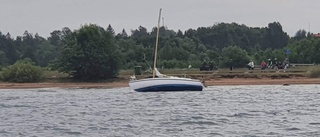 Mystiken bakom den strandade segelbåten: "Ägaren får den här veckan på sig"
