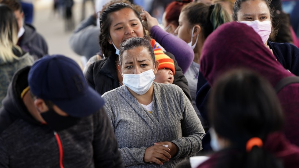 En kvinna i kö för att ta emot mat vid ett tillfälligt läger i mexikanska Tijuana för migranter som söker asyl i USA. Bilden är från den 18 mars.