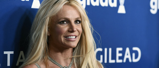 Britney Spears stöttas av mamma