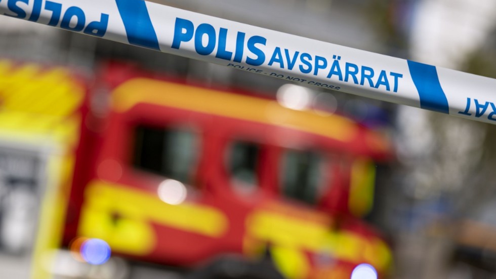Polis och räddningstjänst undersöker branden i Nynäshamn. Arkivbild.