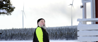 Anders Henriksson är granne med vindkraftsparken – nu känner han sig lurad: ”Jag tog för givet att elen skulle stanna här uppe”
