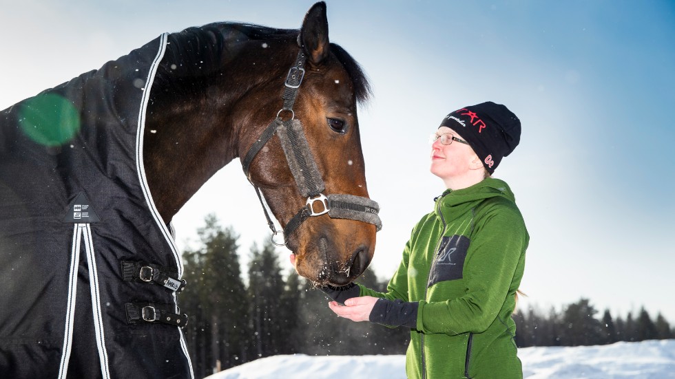 Anna Holmström hade häst i många år. Nu kan hon inte rida längre, men genom arbetet som stallskötare får hon ändå ha kontakt med hästar. 