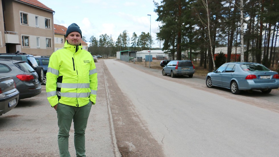 "Snickargatan är en av gatorna som kommer att få ny asfalt" säger Simon Råsbacken på ÖSK. Totalt satsas uppemot 4,5 miljoner kronor på att jobba ifatt eftersatt gatuunderhåll i år.