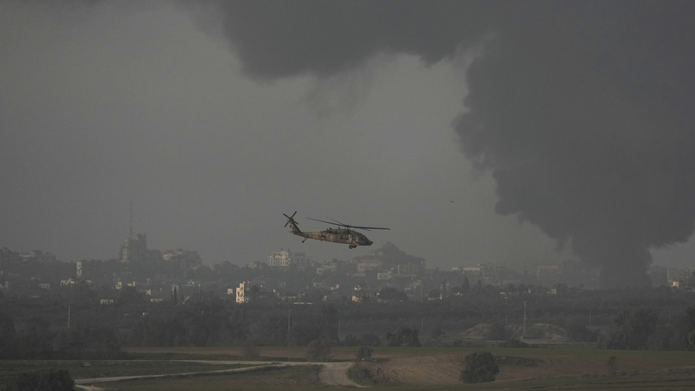 En israelisk militärhelikopter nära Gaza.