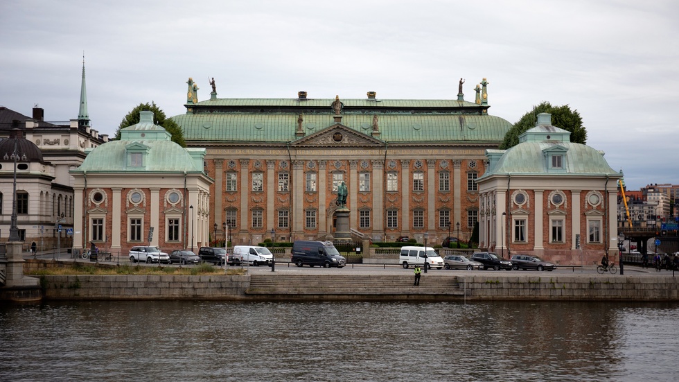 Riddarhuset i Stockholm. Kammarjunkaren Otto Göran Pauli testamenterade 1883 alla sina egendomar kring sjön Åsunden utanför Kisa till en stiftelse som förvaltas av Riddarhuset.