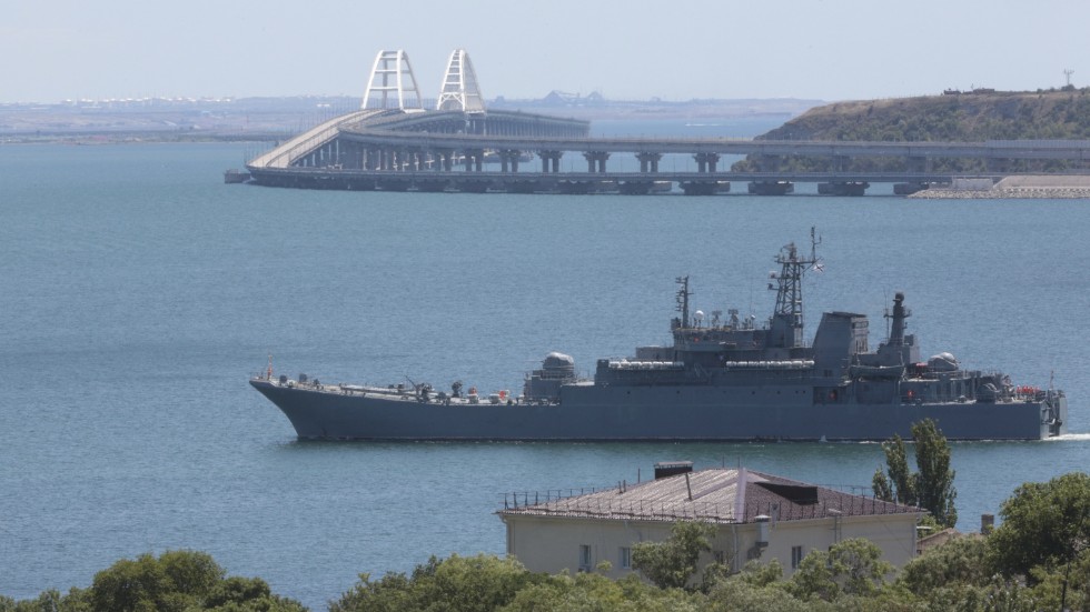 Kertjsundet med ett ryskt militärt fartyg i förgrunden. Arkivbild från mitten av juli.