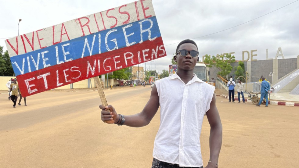 En anhängare till juntan i Niger håller tidigare i veckan upp ett plakat med den ryska flaggans färger och texten: Leve Ryssland, leve Niger och leve nigerierna.