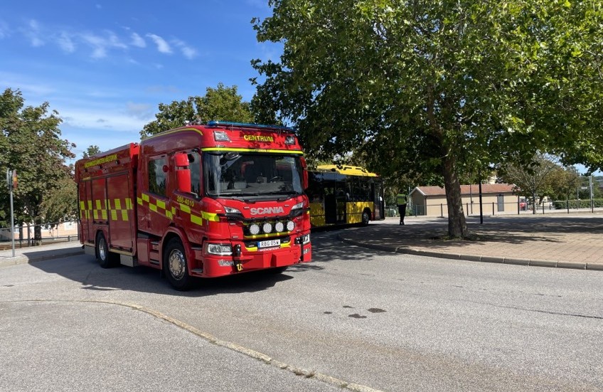 Räddningstjänst larmades ut till olyckan vid busstationen i Västervik.