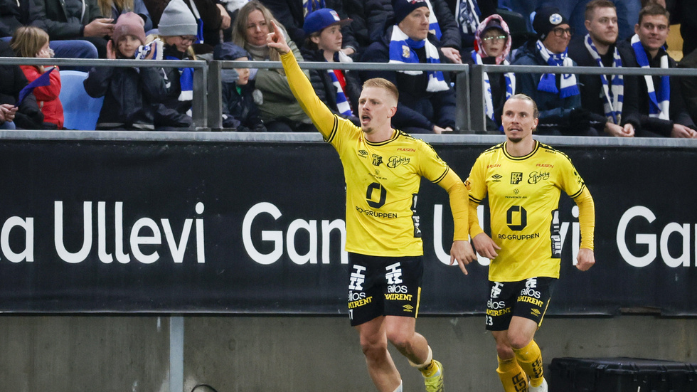 Per Frick (vänster) och Niklas Hult i samband med Elfsborgs 1–0-mål.