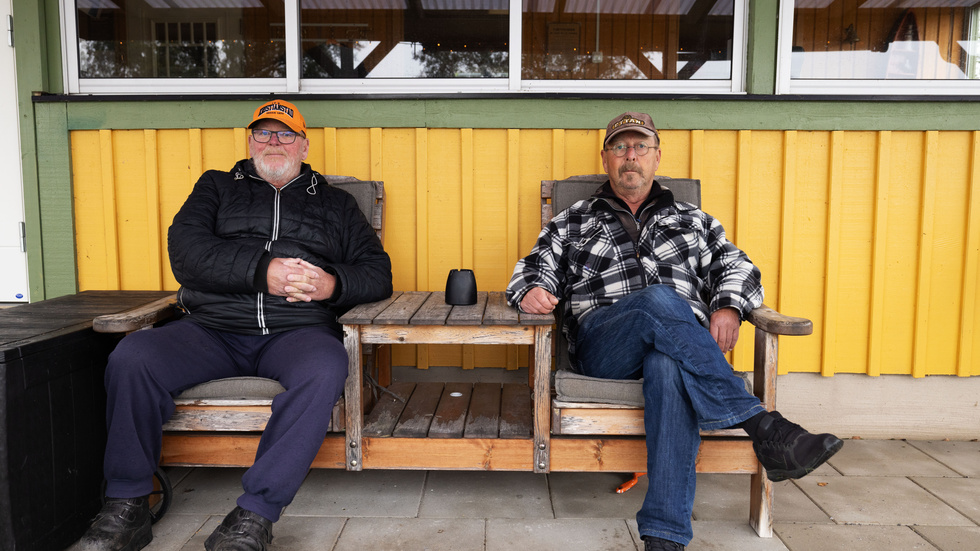 Leif Svensson och Lennart Olofsson sitter på båtklubben i Norjes hamn och diskuterar olyckan.