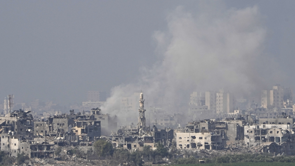 Rök stiger efter en israelisk attack mot Gaza under lördagen, här sedd från södra Israel.