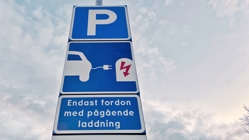 Efter Förseningen – Nu Kan Man Ladda Bilen På Butikens Parkering