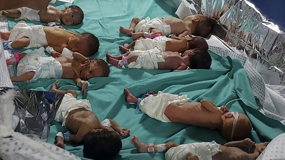 Några av de för tidigt födda spädbarn som har vårdats på al-Shifasjukhuset i Gaza stad. Bilden togs förra helgen av en läkare.