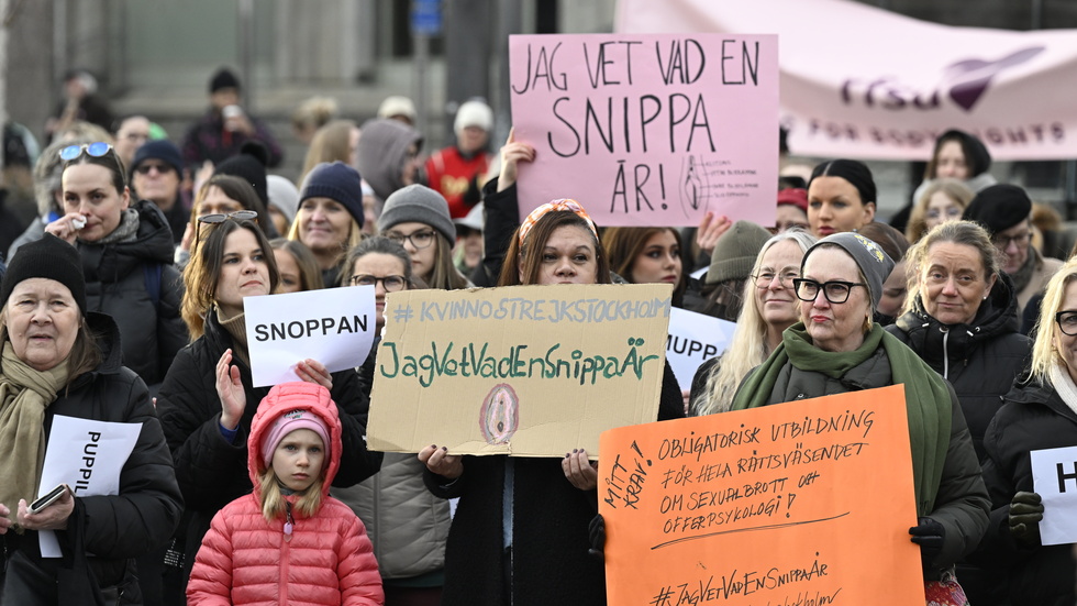 Den 3 mars i år samlades människor på Medborgarplatsen i Stockholm för att delta i en manifestation under parollen "Jag vet vad en snippa är". Arkivbild.