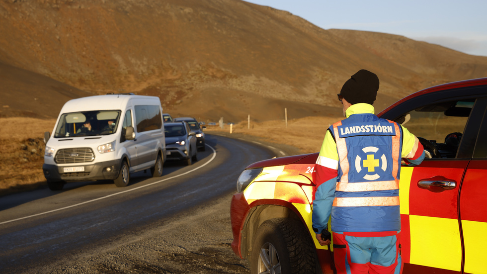 Räddningstjänsten kontrollerar in- och utpasserande till Grindavik under måndagen.