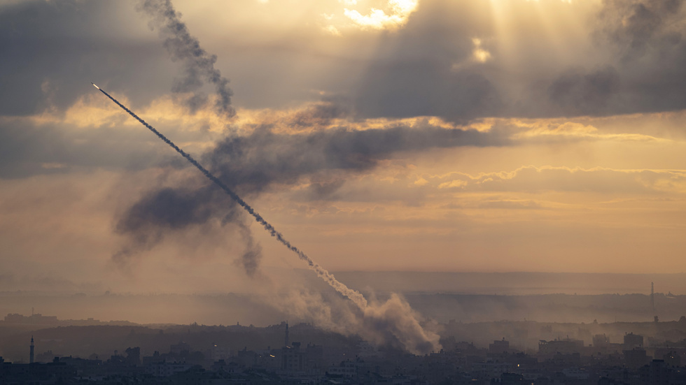 Här angripier Hamas, som kontrollerar Gaza, Israel. 