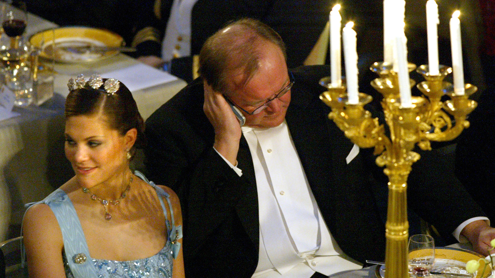 Skandal 2003: Statsminister Göran Persson pratar i sin mobiltelefon under Nobelbanketten. "Jag var tvungen", löd hans förklaring. Arkivbild.