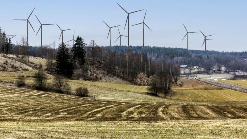 "275 meter höga vindkraftverk utgör ingen turistmagnet i den del av kommunen som många anser vara en av de vackraste – Uknadalen", skriver debattörerna och illustrerar med detta montage på hur dem tänkta vindkraftsparken i Falerum skulle kunna se ut.