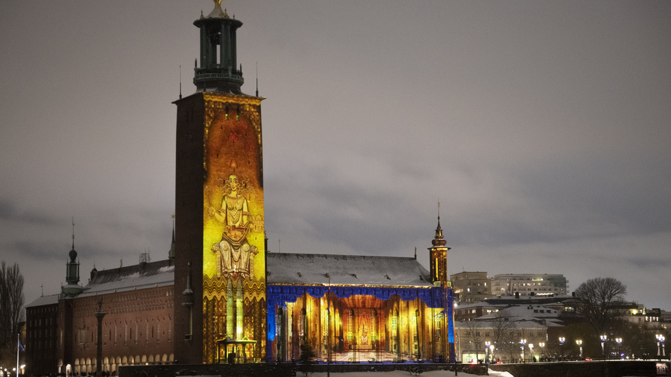Stadshuset lyses upp under Nobel Week Lights med ljuskonstverket "History in light", skapat av Les Atelieers BK. En mängd ljusinstallationer finns runt om Stockholm under Nobelveckan.