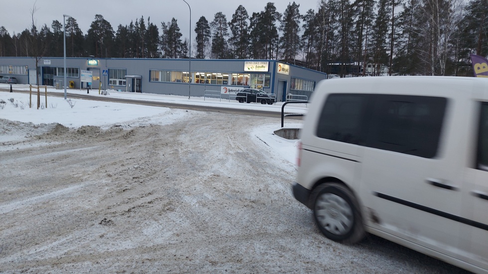Nu när snön lagt sig över kantsten och gräs används den smala cykel- och gånginfarten även som in- och utfart till Nytorpsvägen för motorfordon. När Vimmerby Tidning är på plats passerar ett flertal personbilar, hantverksbilar, en sopbil och en tung lastbil.