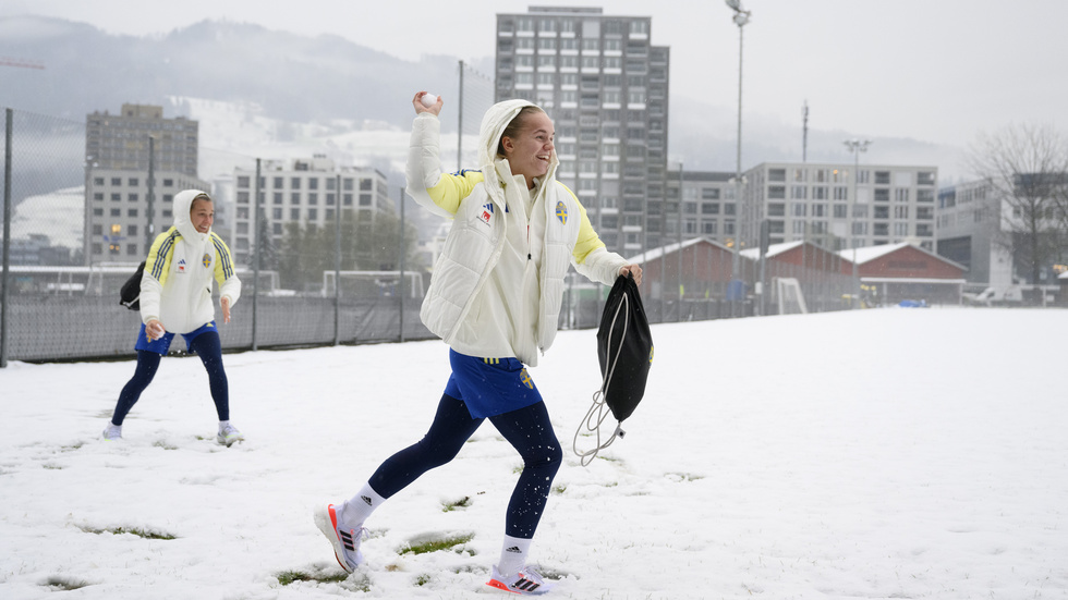 I går kastade Hanna Lundkvist snöboll före träningen. I dag spelar hon sensationellt från start på Sveriges centrala mittfält i Nations League-matchen mot Schweiz i Luzern.