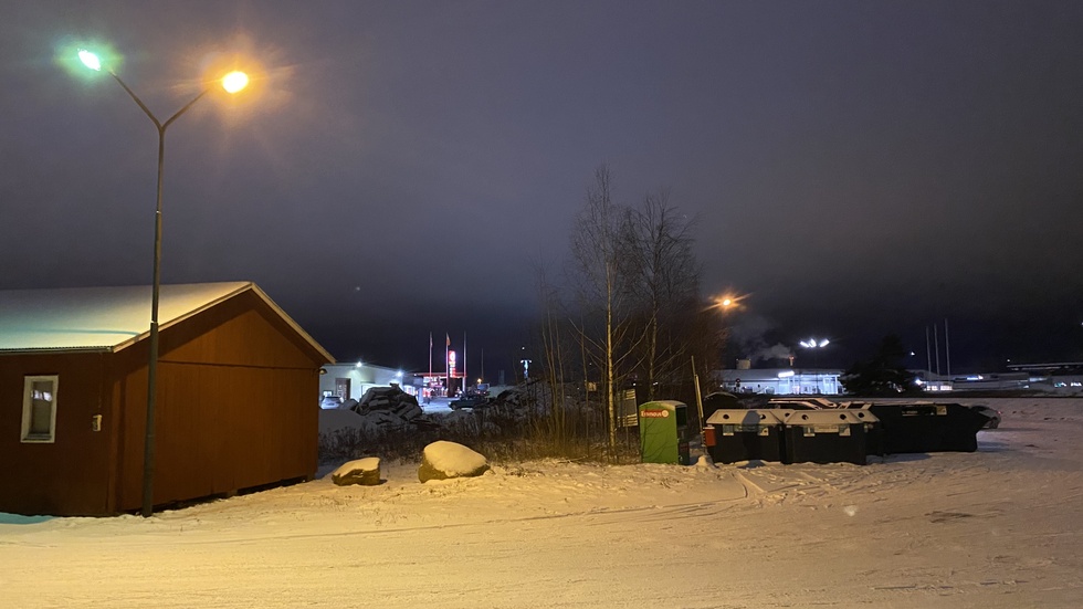 Återvinningsstationen som finns i området blir kvar något år till. Först därefter kan marken exploateras.