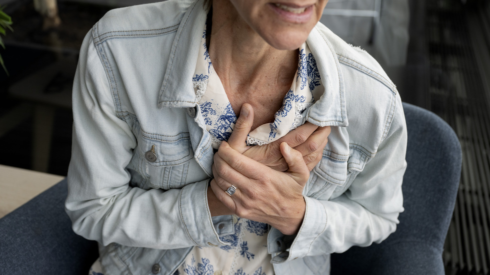 Ett vanligt symtom hjärtinfarkt är bröstsmärtor. Arkivbild.